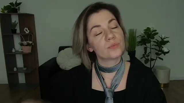 Snapshot of MariaSttone chatting on December 10, 2024, 11:54 am MariaSttone online show from December 10, 2024, 11:54 am