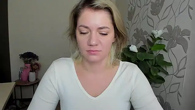 Snapshot of MariaSttone chatting on October 6, 2025, 9:40 am MariaSttone online show from October 6, 2025, 9:40 am
