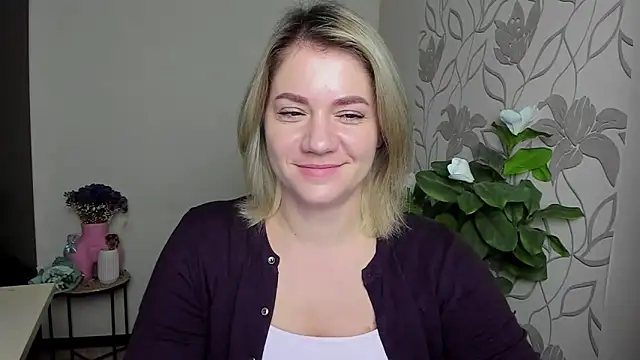 Snapshot of MariaSttone chatting on October 13, 2025, 3:45 pm MariaSttone online show from October 13, 2025, 3:45 pm