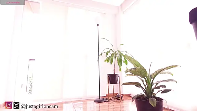 nicollefiorett online show from March 20, 2025, 7:14 pm