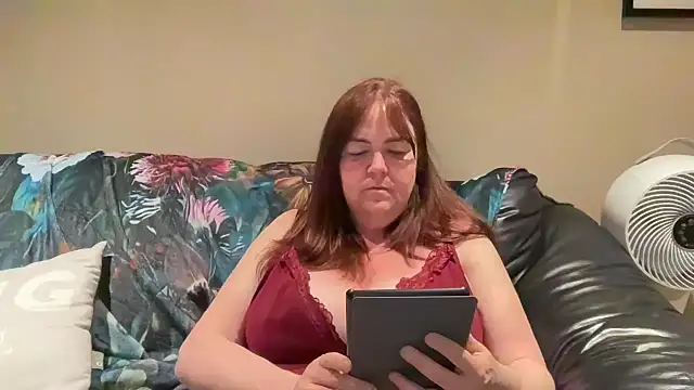 curvy-milf-abbie online show from April 28, 2026, 8:14 pm