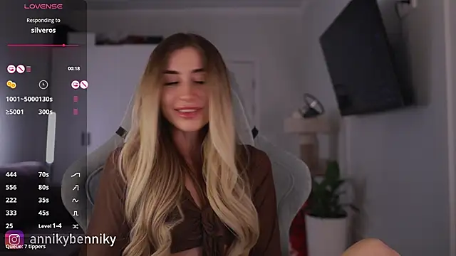 Coconutkittyy online show from December 24, 2024, 5:13 pm