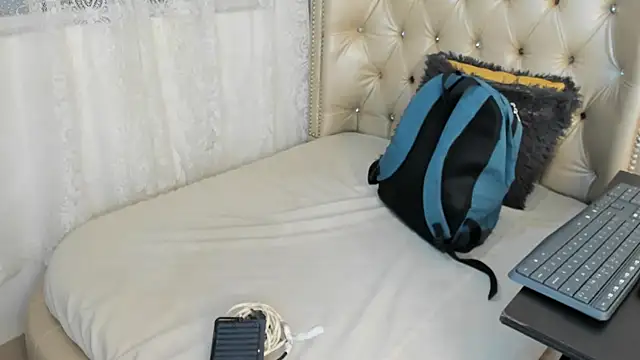 AlexaFoxy18 online show from September 19, 2025, 6:59 am