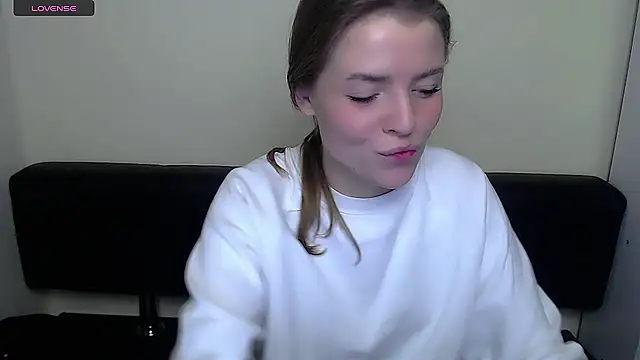 Snapshot of MissOliviaa_ chatting on December 18, 2024, 8:20 am MissOliviaa  online show from December 18, 2024, 8:20 am