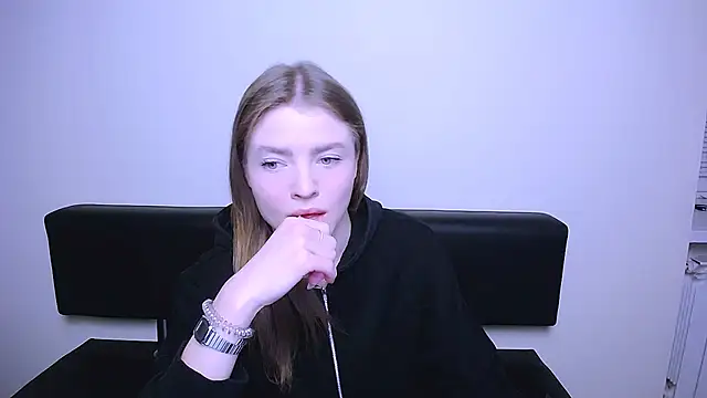 Snapshot of MissOliviaa_ chatting on February 18, 2025, 8:38 am MissOliviaa  online show from February 18, 2025, 8:38 am