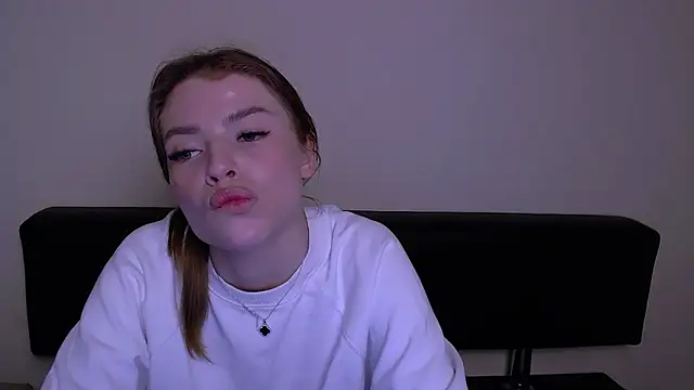 Snapshot of MissOliviaa_ chatting on March 5, 2025, 12:44 pm MissOliviaa  online show from March 5, 2025, 12:44 pm