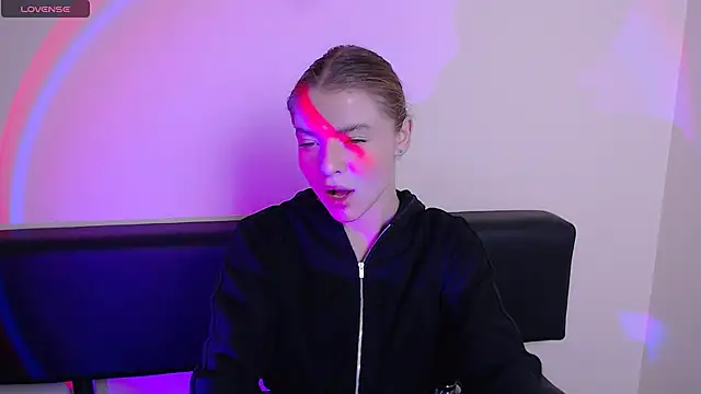 Snapshot of MissOliviaa_ chatting on October 27, 2025, 12:53 pm MissOliviaa  online show from October 27, 2025, 12:53 pm