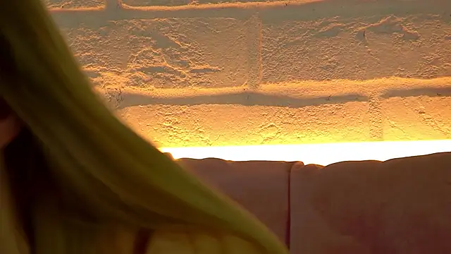 MilanaBalmain online show from November 19, 2025, 4:07 pm