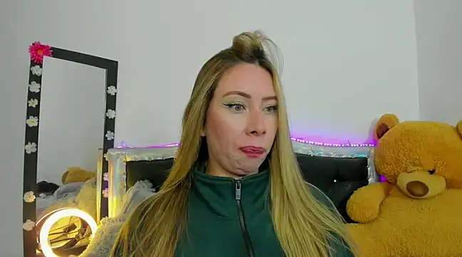 JanneKim online show from February 13, 2025, 5:22 pm