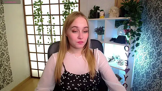 LianaBright online show from December 11, 2024, 5:32 am