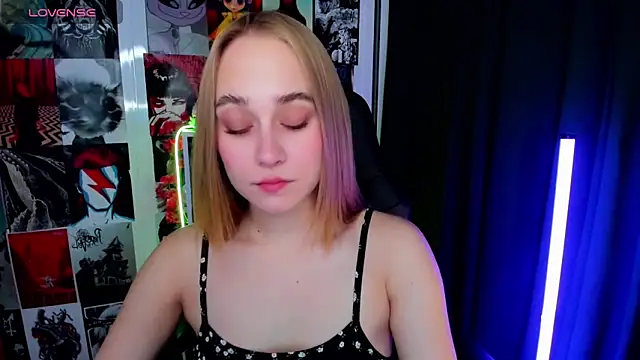 LianaBright online show from October 17, 2025, 2:15 am