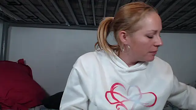 Doucelouve9 online show from February 2, 2026, 5:11 pm