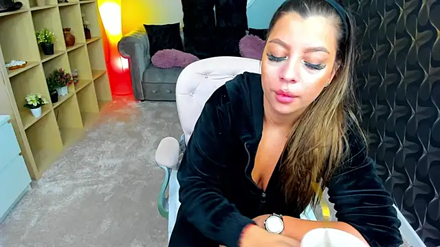 nicolee   19 online show from January 14, 2025, 10:34 pm