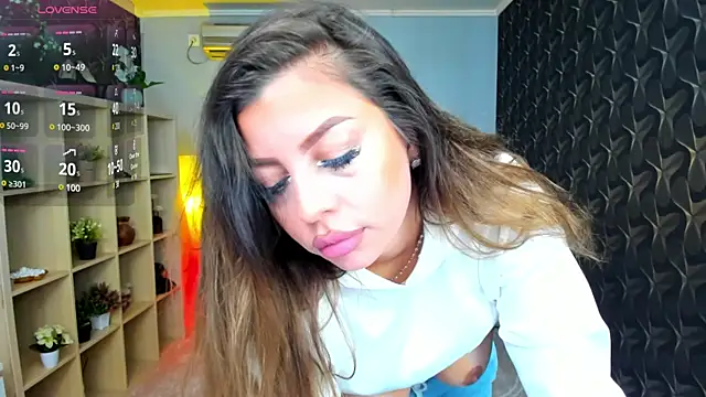 nicolee   19 online show from January 29, 2025, 8:18 am