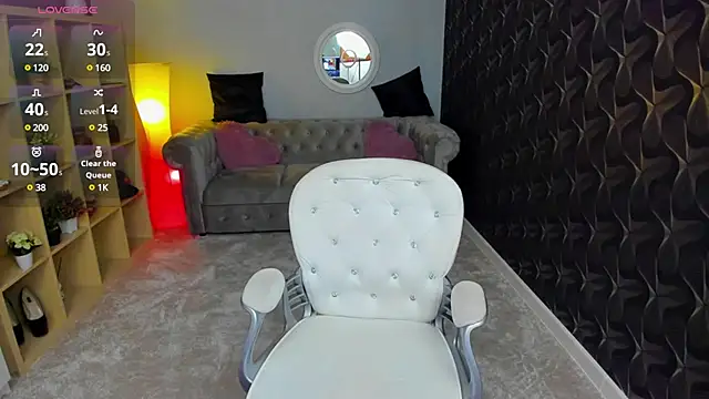 nicolee   19 online show from February 23, 2025, 5:39 pm