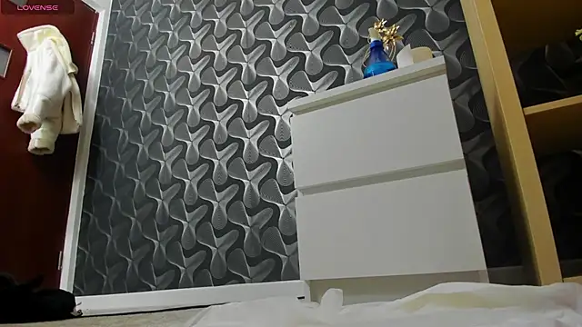 nicolee   19 online show from February 24, 2025, 11:09 pm