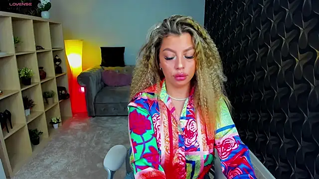 nicolee   19 online show from March 7, 2025, 6:54 pm