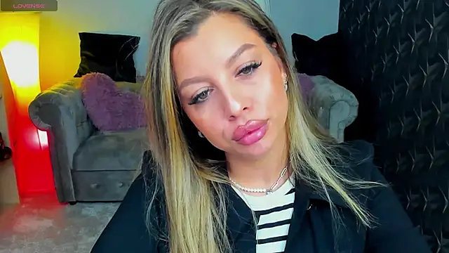 nicolee   19 online show from March 11, 2025, 7:25 pm