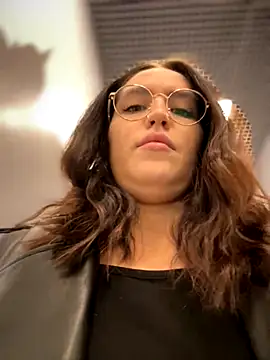 meow girl online show from November 19, 2025, 8:03 am