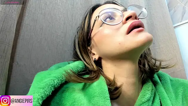 Snapshot of Angie_Pirss chatting on January 31, 2025, 1:43 am Angie Pirss online show from January 31, 2025, 1:43 am