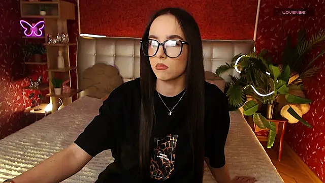 Snapshot of AuroraAksnesss chatting on February 5, 2025, 6:48 pm AuroraAksnesss online show from February 5, 2025, 6:48 pm