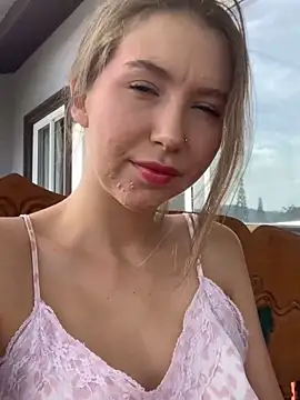 Snapshot of LinaSiren chatting on December 7, 2024, 7:05 am LinaSiren online show from December 7, 2024, 7:05 am