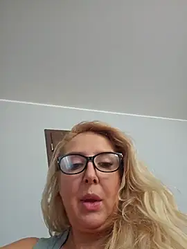 Snapshot of MariaRichi_ chatting on March 15, 2025, 10:57 am MariaRichi online show from March 15, 2025, 10:57 am