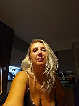 Snapshot of MariaRichi_ chatting on October 13, 2025, 7:58 pm MariaRichi online show from October 13, 2025, 7:58 pm