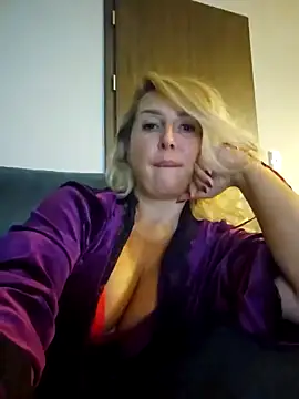 Snapshot of MariaRichi_ chatting on October 19, 2025, 7:14 pm MariaRichi online show from October 19, 2025, 7:14 pm