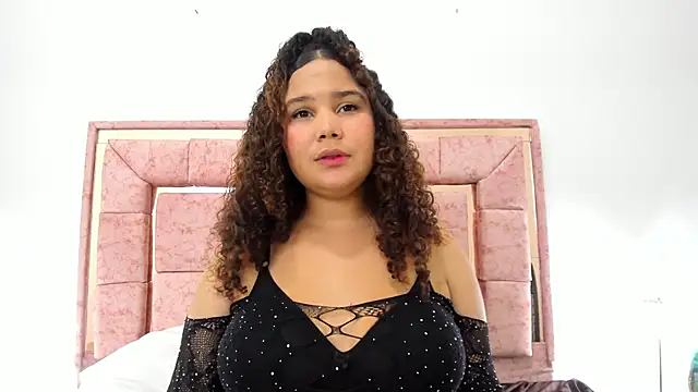 zoee lovv online show from February 5, 2025, 6:24 am