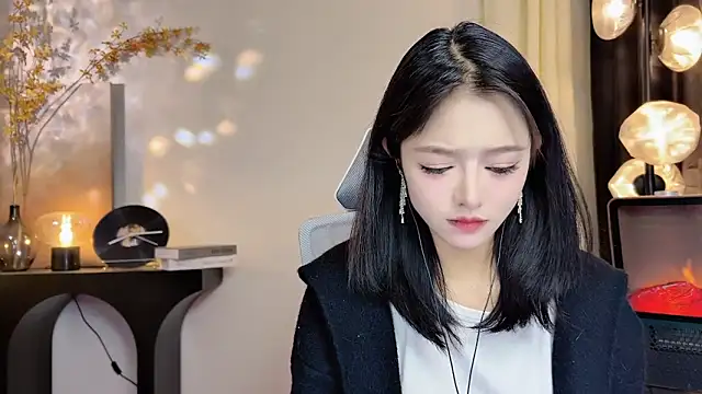 xiaodaibabyy online show from February 7, 2025, 1:11 pm