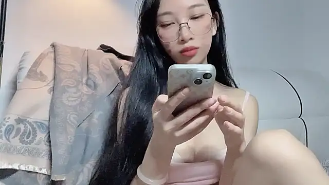 Lili-2 online show from May 11, 2026, 4:04 pm