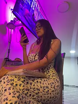 AleFantasy0001 online show from May 18, 2026, 2:07 am