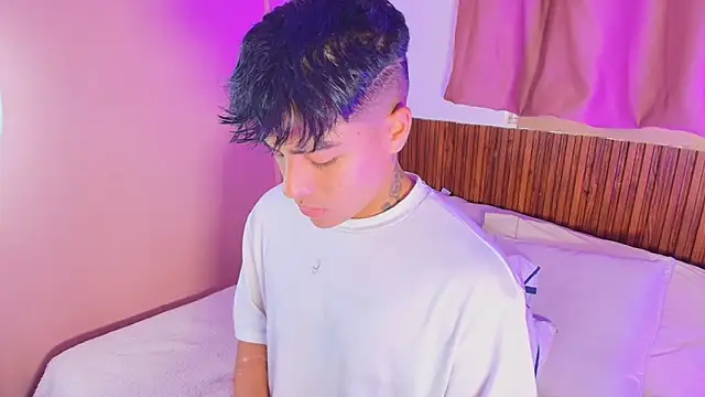 kiing azahell online show from March 9, 2026, 9:41 pm