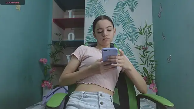 Snapshot of Mia-kalinfa chatting on December 30, 2024, 12:20 pm Mia-kalinfa online show from December 30, 2024, 12:20 pm