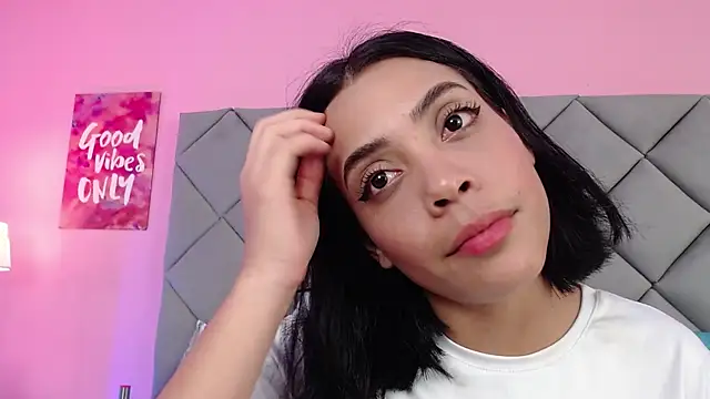 SaraSchmitt online show from March 6, 2025, 7:21 pm