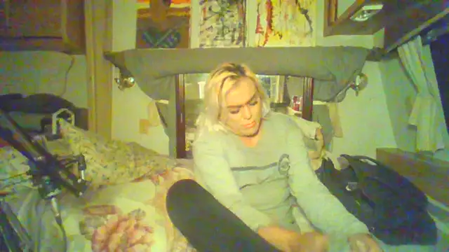 Snapshot of HoneyBdaQueen chatting on October 21, 2025, 7:53 am HoneyBdaQueen online show from October 21, 2025, 7:53 am