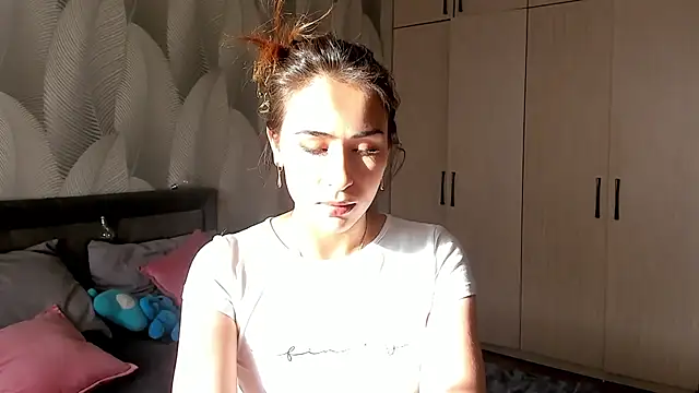 Snapshot of Bambiii_bby chatting on September 20, 2025, 2:23 am Bambiii bby online show from September 20, 2025, 2:23 am