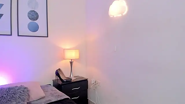 JulianaWaldo online show from November 28, 2025, 3:25 pm