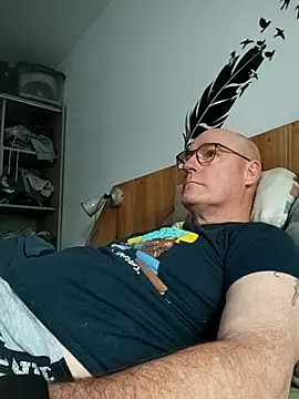 Snapshot of bogland33 chatting on June 1, 2026, 7:04 pm bogland33 online show from June 1, 2026, 7:04 pm