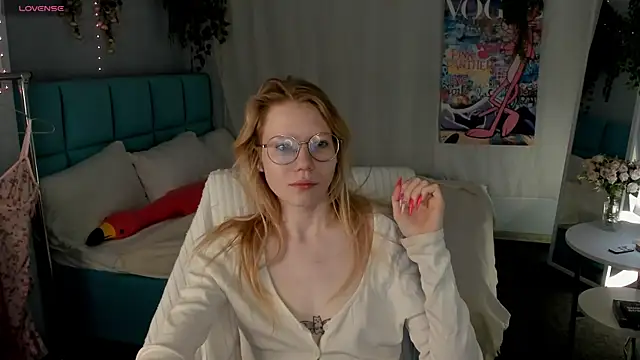 Esme Runn online show from July 6, 2026, 3:03 am