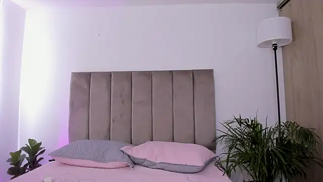 Niicoleta online show from October 31, 2025, 6:09 pm