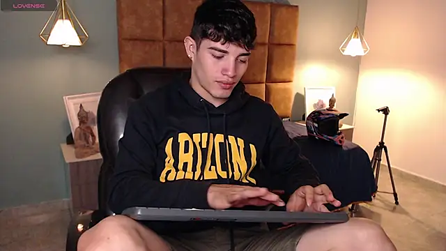 AlejooTwink online show from February 10, 2025, 4:04 pm