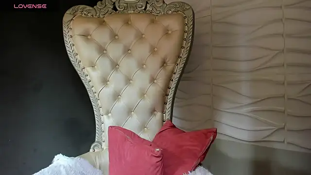 Layla 707 online show from April 17, 2026, 8:01 pm