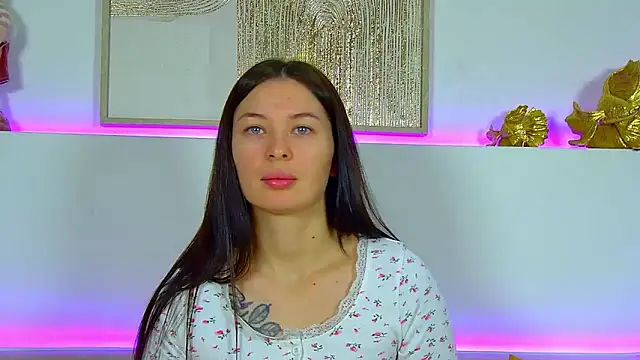 AlexandraBloom online show from December 18, 2025, 6:14 pm