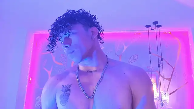 Snapshot of AkazaBoy_ chatting on November 3, 2025, 5:20 am AkazaBoy online show from November 3, 2025, 5:20 am