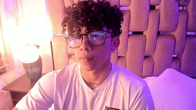 Snapshot of AkazaBoy_ chatting on November 15, 2025, 8:38 pm AkazaBoy online show from November 15, 2025, 8:38 pm