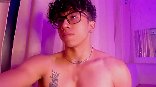 Snapshot of AkazaBoy_ chatting on November 21, 2025, 4:33 am AkazaBoy online show from November 21, 2025, 4:33 am