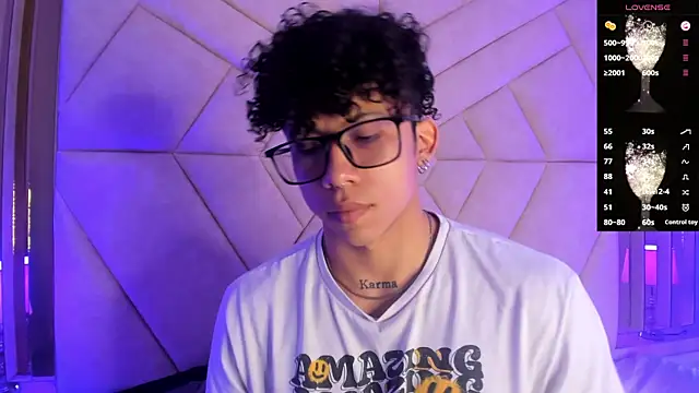 Snapshot of AkazaBoy_ chatting on November 30, 2025, 8:57 pm AkazaBoy online show from November 30, 2025, 8:57 pm