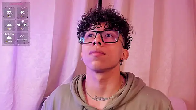 Snapshot of AkazaBoy_ chatting on December 5, 2025, 4:43 am AkazaBoy online show from December 5, 2025, 4:43 am